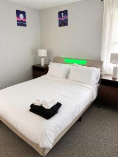 90s Condo| King Bed | 65” Smart TV | Arcade Game - 6