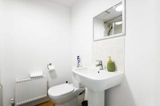 LUX Dartford 5 bed home, 9 beds, sleeps 12, Free parking - 9