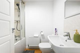 LUX Dartford 5 bed home, 9 beds, sleeps 12, Free parking - 5