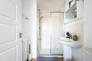 LUX Dartford 5 bed home, 9 beds, sleeps 12, Free parking - 3
