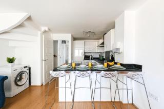 LUX Dartford 5 bed home, 9 beds, sleeps 12, Free parking - 4