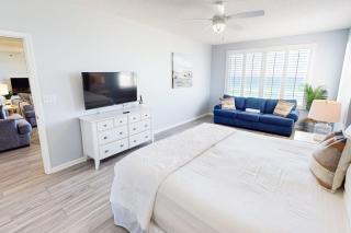 Gorgeous coastal home with plenty of space and easy beach access - 3