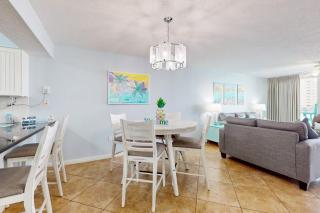 Oceanfront 3rd-floor condo with balcony W&D pool & hot tub - snowbird-friendly - 3