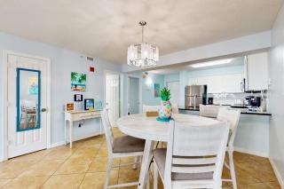 Oceanfront 3rd-floor condo with balcony W&D pool & hot tub - snowbird-friendly - 2