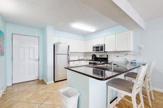 Oceanfront 3rd-floor condo with balcony W&D pool & hot tub - snowbird-friendly - 1