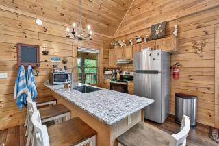 2 Bedroom wTickets to Dollywood, Pigeon Forge, Wood burning fire,Resort Pool - 6