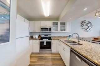 Beachfront Condo Sleeps 6 - Bunks & Gulf View - 4