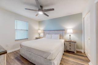 Beachfront Condo Sleeps 6 - Bunks & Gulf View - 3