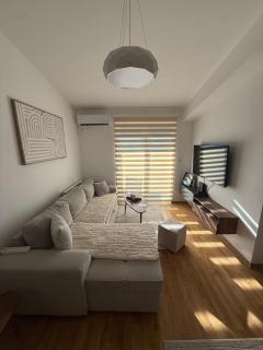 Spacious Apartment with Two Terraces &Free Parking - 2