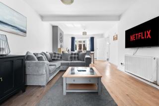 NEW! Spacious 3BR With Private Parking - 0