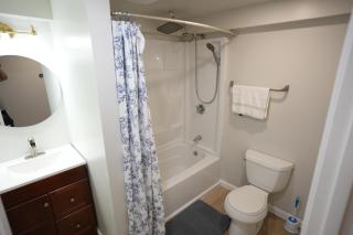 Modern 2 Bed 2 Bath Walk to Beach and Train 15 min Airport 25 min to Salem - 7