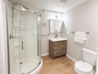 Modern 2 Bed 2 Bath Walk to Beach and Train 15 min Airport 25 min to Salem - 8