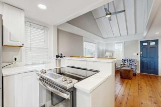 Oceanfront cottage near town with full kitchen AC beach access & patio - 4