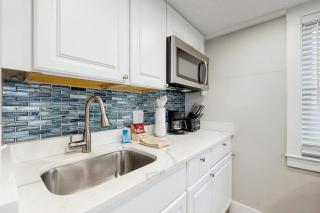 Oceanfront cottage near town with full kitchen AC beach access & patio - 2