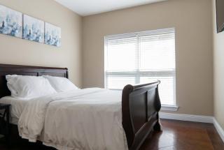 Ground Floor, 3BR Sleeps 8, Near Ingalls and Chevron -F- - 1