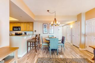 Seventh floor inviting open condo w shared pool & hot tub near everything - 5