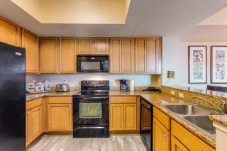 Seventh floor inviting open condo w shared pool & hot tub near everything - 4