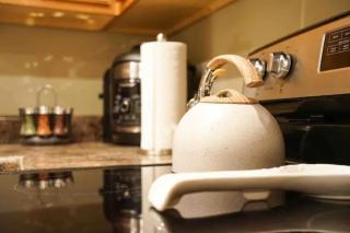 Ground Floor, 3BR Sleeps 8, Near Ingalls and Chevron -F- - 3