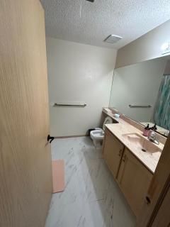 Lower Suite- 10 minutes away from airport - 6