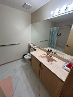 Lower Suite- 10 minutes away from airport - 1