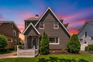 Family Friendly 4 BR Home Close To Downtown CLE! - 8