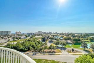 Comfortable Open unit Stunning Views Minutes to Entertainment - 9