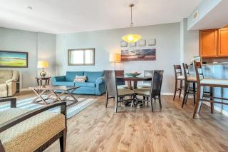 Comfortable Open unit Stunning Views Minutes to Entertainment - 5