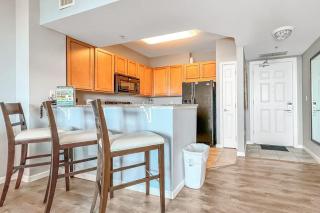 Comfortable Open unit Stunning Views Minutes to Entertainment - 4