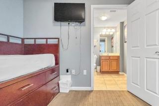 Comfortable Open unit Stunning Views Minutes to Entertainment - 1