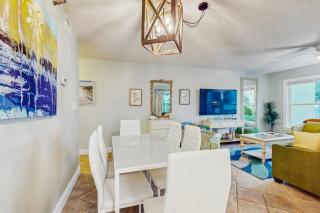 Gulf-view condo with balcony outdoor pool gym tennis AC - snowbird-friendly - 1
