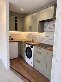 Historic High St Flat with Peaceful Garden Retreat - 7