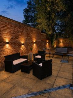 Historic High St Flat with Peaceful Garden Retreat - 0