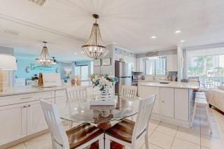 2nd-floor condo with beach access pool tennis courts & on-site laundry - 2
