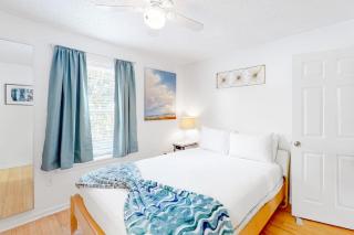 Ground-floor condo half block from the beach with patio central AC pool & WiFi - 1