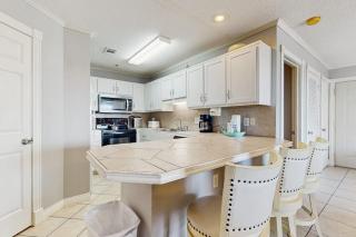 Family Friendly Condo with Shared Pool WiFi Private Washer & Dryer & Central AC - 4