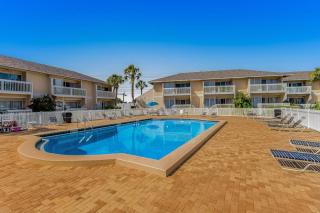 Spacious Condo Private Wi-Fi Bike to beach Near shops and dining - 9