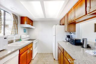 Spacious Condo Private Wi-Fi Bike to beach Near shops and dining - 6