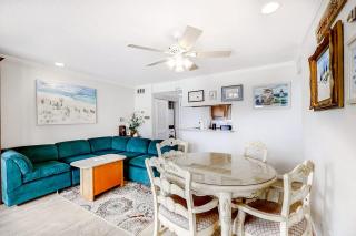 Spacious Condo Private Wi-Fi Bike to beach Near shops and dining - 5