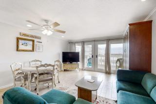 Spacious Condo Private Wi-Fi Bike to beach Near shops and dining - 4
