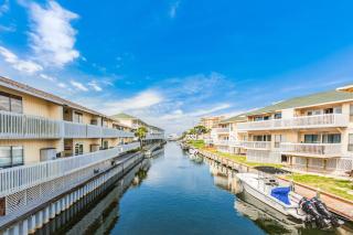 Stylish waterfront condo with pools hot tubs private beach & sports courts - 7