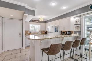 Stylish waterfront condo with pools hot tubs private beach & sports courts - 4
