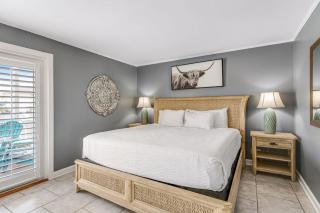 Stylish waterfront condo with pools hot tubs private beach & sports courts - 1