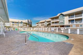 Condo in paradise with open layout pool access & patio - snowbird-friendly - 9