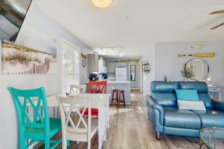 Condo in paradise with open layout pool access & patio - snowbird-friendly - 4