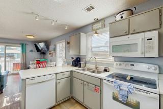 Condo in paradise with open layout pool access & patio - snowbird-friendly - 2