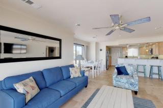 Lovely Beach Front condo with balcony shared pool & hot tub & free WiFi - 8