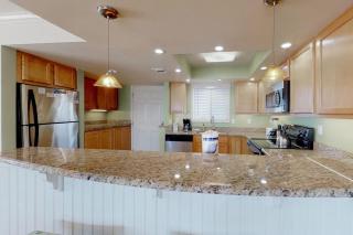 Lovely Beach Front condo with balcony shared pool & hot tub & free WiFi - 7