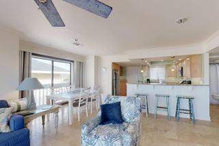 Lovely Beach Front condo with balcony shared pool & hot tub & free WiFi - 6