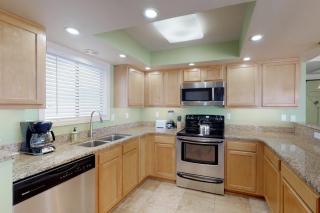 Lovely Beach Front condo with balcony shared pool & hot tub & free WiFi - 4
