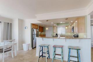 Lovely Beach Front condo with balcony shared pool & hot tub & free WiFi - 3